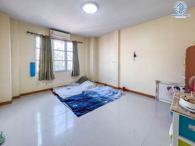 *****ทาวน์เฮ้าส์มือสองย่านนนทบุรี ม.เหนือฟ้าโฟร์ บ้านกล้วย-ไทรน้อย เนื้อที่ 17 ตร.ว. ฟังก์ชัน 2 ห้องนอน 2 ห้องน้ำ 1 ที่จอดรถ แถมฟรี! 1 เครื่องปรับอากาศ 1 เครื่องดูดควัน ทำเลดี เพียง 10 นาทีถึงถ.กาญจนาภิเษก ใกล้เซ็นทรัลเวสท์เกต และรถไฟฟ้าสายสีม่วง "สถานีคลองบางไผ่" ราคาไม่แพง!